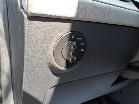 Certified 2024 Volkswagen Taos SE image 13