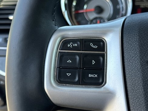 Used 2016 Chrysler Town & Country Touring-L image 12