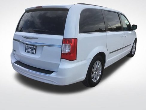 Used 2014 Chrysler Town & Country Touring image 4