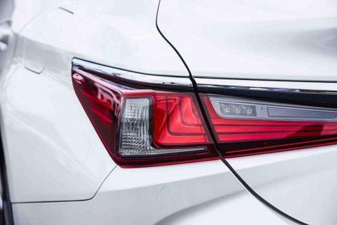 Certified 2022 Lexus ES 350 w/ Premium Package image 8