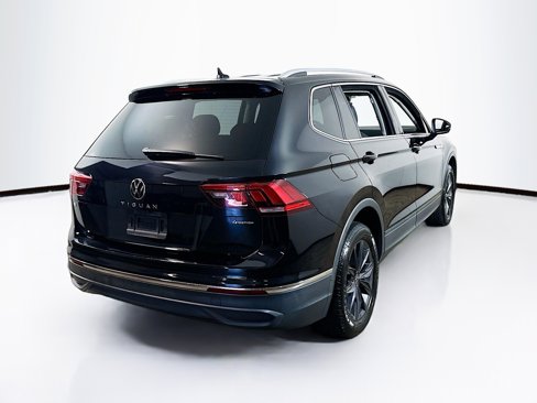 Used 2022 Volkswagen Tiguan SE w/ Panoramic Sunroof Package image 10
