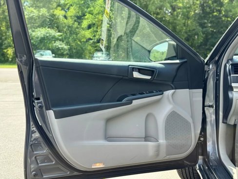 Used 2012 Toyota Camry L image 9