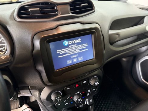 Used 2020 Jeep Renegade Latitude w/ Cold Weather Group image 29