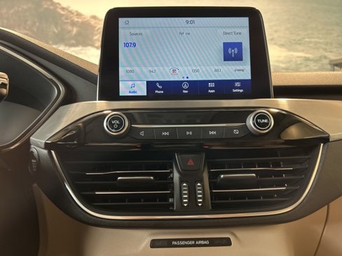 Used 2021 Ford Escape Titanium image 4