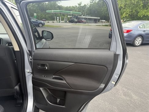 Used 2017 Mitsubishi Outlander SE image 28