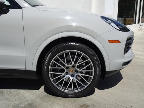 Used 2023 Porsche Cayenne Platinum Edition image 10