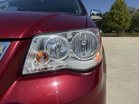 Used 2016 Chrysler Town & Country Touring-L image 36