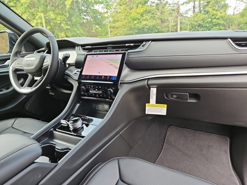 New 2025 Jeep Grand Cherokee Limited w/ Luxury Tech Group II image 16