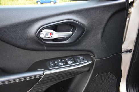 Used 2014 Jeep Cherokee Latitude image 16