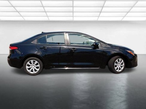 Used 2021 Toyota Corolla LE image 3