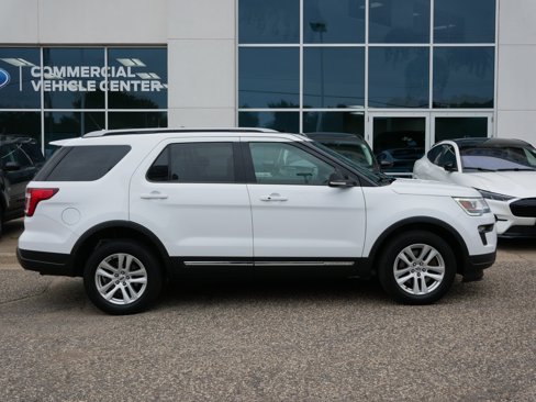 Used 2018 Ford Explorer XLT image 2