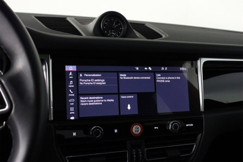 Certified 2025 Porsche Macan image 13