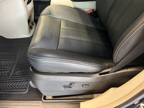 Used 2014 Chrysler Town & Country Touring image 16