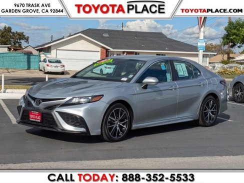 Used 2022 Toyota Camry SE image 1
