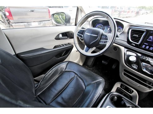 Used 2017 Chrysler Pacifica Limited image 8