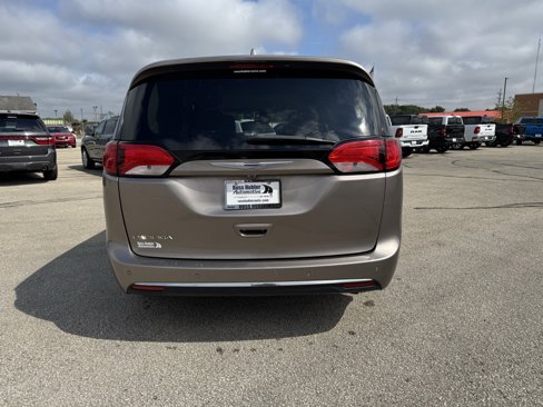 Used 2017 Chrysler Pacifica Touring-L Plus image 4