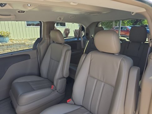 Used 2011 Chrysler Town & Country Touring-L w/ Driver Convenience Group image 30