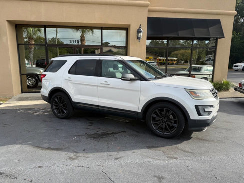 Used 2017 Ford Explorer XLT w/ Equipment Group 202A image 3