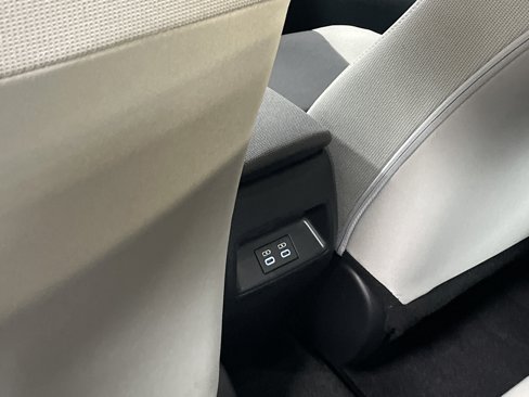 Used 2025 Toyota Corolla LE image 33