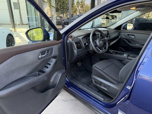 Used 2023 Nissan Rogue SV image 7