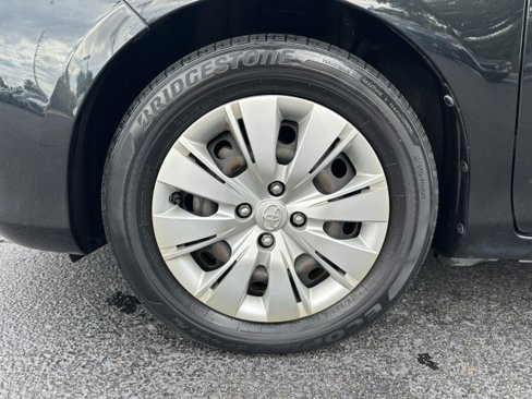 Used 2012 Toyota Yaris L image 12