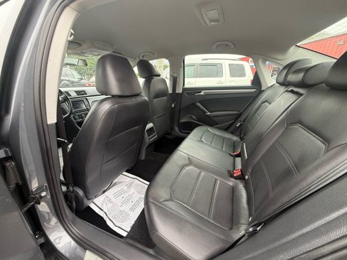 Used 2018 Volkswagen Passat 2.0T R-Line image 13