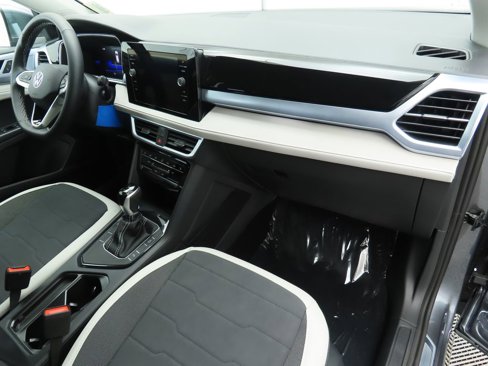 Certified 2025 Volkswagen Taos SE image 18