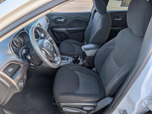 Used 2021 Jeep Cherokee Latitude image 2