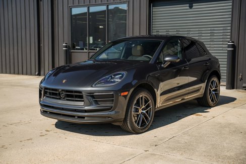 Certified 2025 Porsche Macan image 2