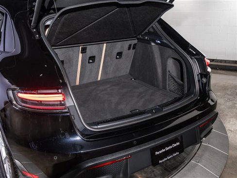 Used 2025 Porsche Macan image 25