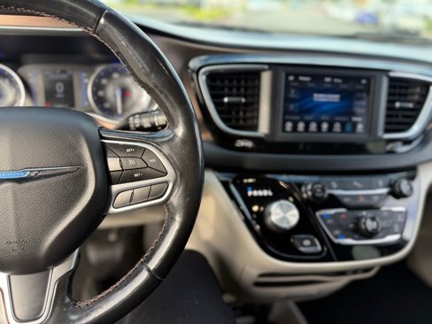 Used 2019 Chrysler Pacifica Touring-L image 8