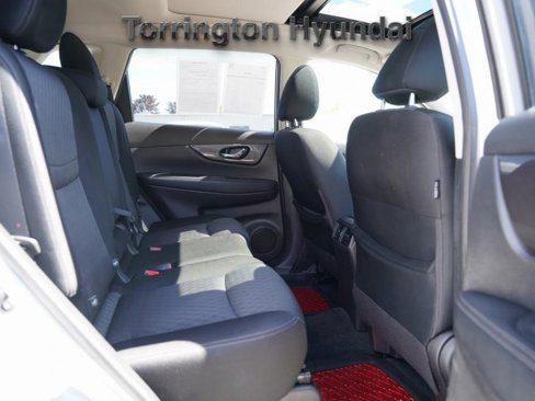 Used 2019 Nissan Rogue SV w/ Sun & Sound Touring Package image 11