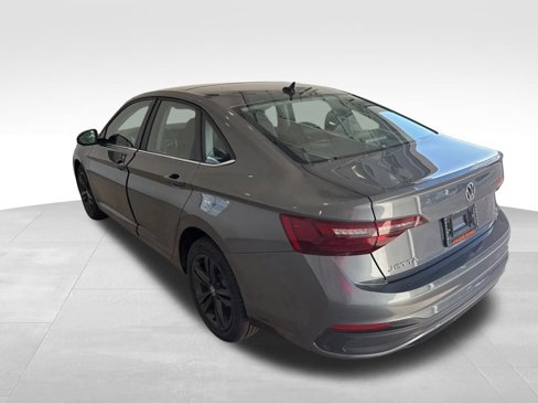 Used 2023 Volkswagen Jetta SE w/ Panoramic Sunroof Package image 3