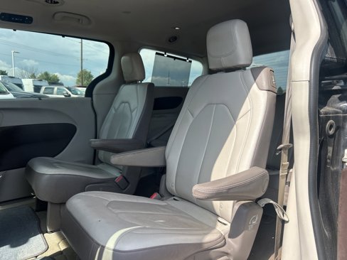 Certified 2018 Chrysler Pacifica Touring-L image 12