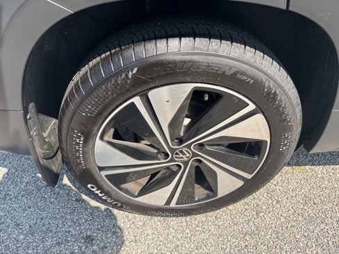 Certified 2024 Volkswagen Taos SE image 12