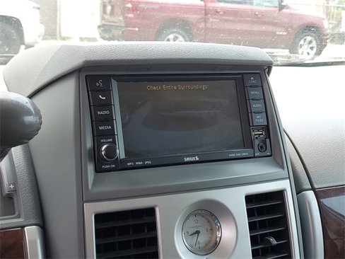 Used 2010 Chrysler Town & Country Touring image 14