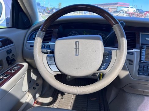Used 2006 Lincoln Town Car Designer Series image 9