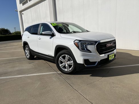 Used 2024 GMC Terrain SLE image 3