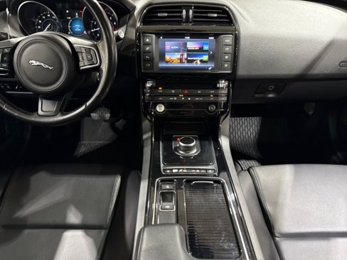 Used 2018 Jaguar XE Premium image 68