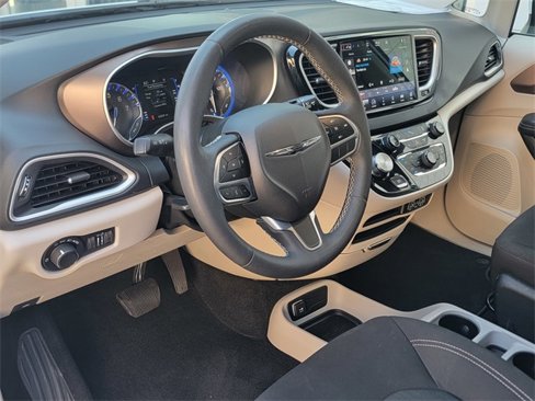 Used 2022 Chrysler Voyager LX image 9