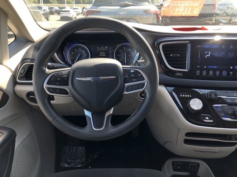 Used 2017 Chrysler Pacifica Touring image 18