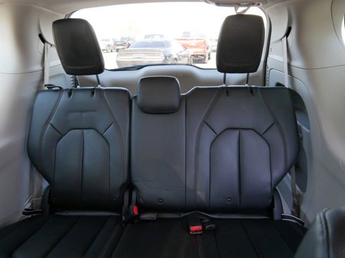 Used 2017 Chrysler Pacifica Touring-L image 15