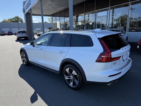 Used 2021 Volvo V60 T5 Cross Country image 3