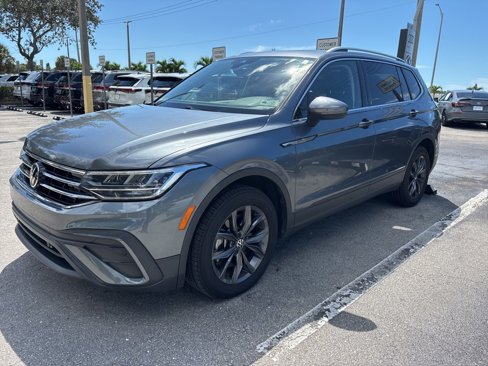 Certified 2023 Volkswagen Tiguan SE w/ Panoramic Sunroof Package image 3