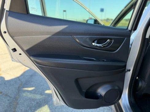Used 2018 Nissan Rogue S image 12