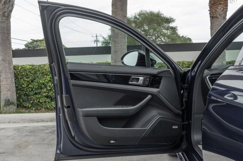 Used 2020 Porsche Panamera image 32