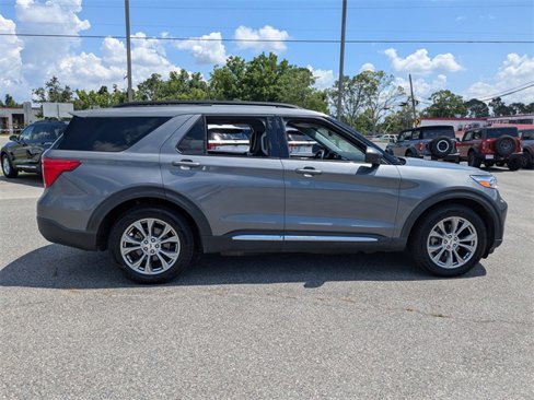 Used 2022 Ford Explorer XLT w/ Equipment Group 202A image 3