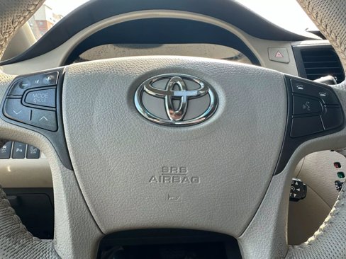 Used 2013 Toyota Sienna XLE image 18