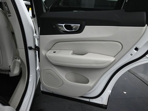New 2025 Volvo XC60 B5 Core image 32