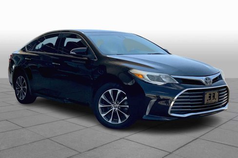 Used 2017 Toyota Avalon XLE image 2